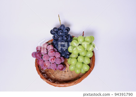 3 種葡萄堆在竹籃裡,白色背景,鳥瞰圖 3 種葡萄堆在竹籃裡,白色背景,鳥瞰圖 94391790