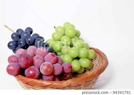 3 types of grapes in a bamboo basket on a white background 94391791