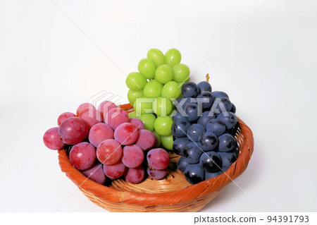 3 types of grapes in a bamboo basket on a white background 94391793