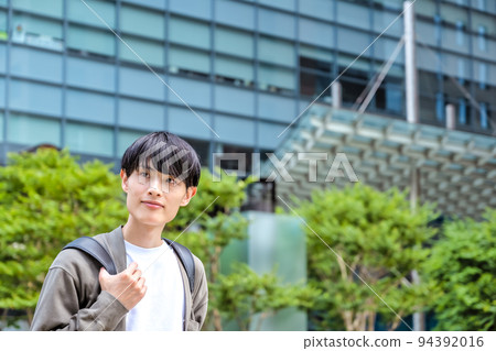 新橋站前的辦公室休閒年輕商人 94392016
