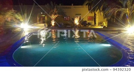 摩洛哥撒哈拉沙漠的酒店游泳池,攝於 2019 年 9 月 摩洛哥撒哈拉沙漠的酒店游泳池,攝於 2019 年 9 月 94392320