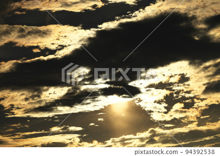 被落日點燃的秋雲 94392538
