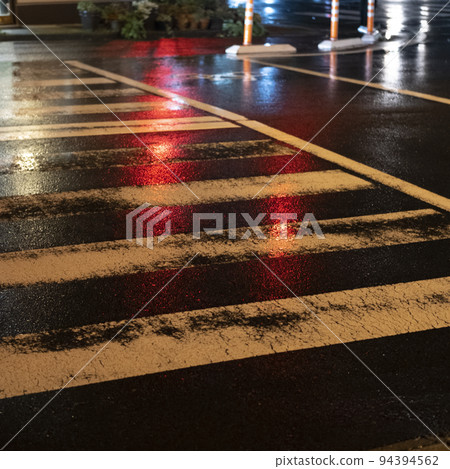 在雨中濕的行人交叉路口 94394562