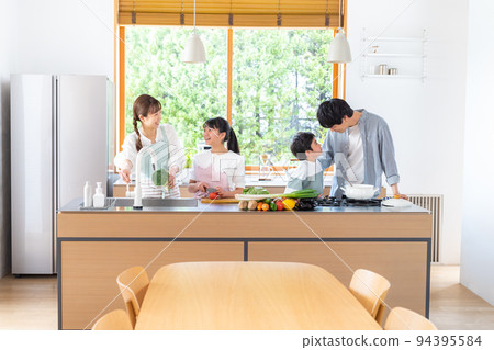 一家四口在廚房做飯 94395584