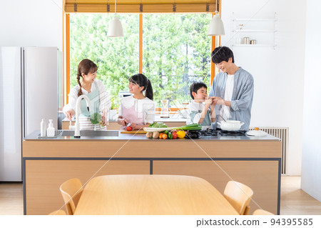 一家四口在廚房做飯 一家四口在廚房做飯 94395585