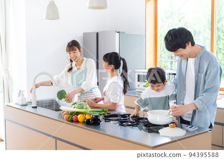 一家四口在廚房做飯 94395588