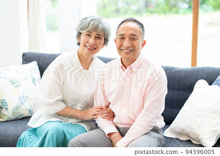 Senior couple relaxing on the sofa 94396005