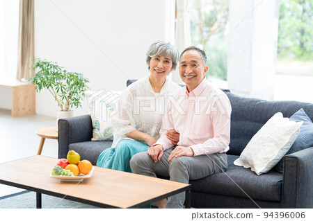 放鬆在沙發的資深夫婦 94396006