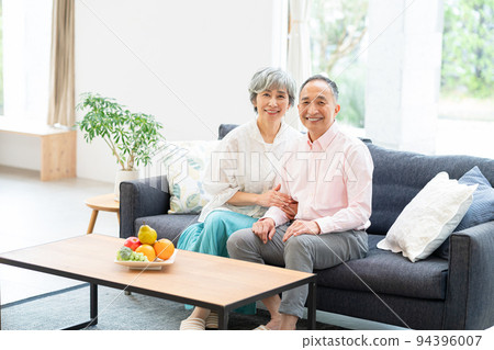 Senior couple relaxing on the sofa 94396007