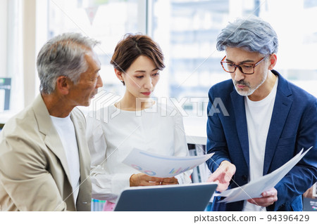 Business person having a meeting in the office 94396429