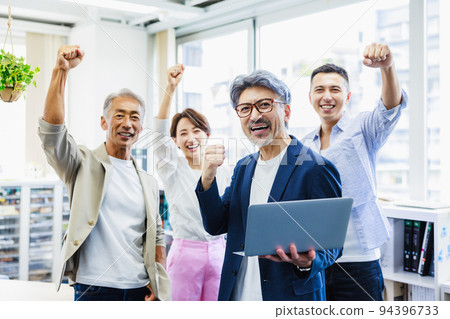 Guts pose of the business team who achieved the goal 94396733