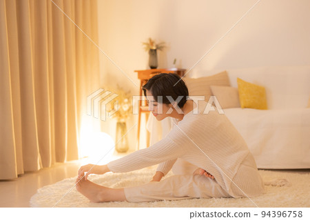 夜晚的客廳 女人的美麗 夜晚的客廳 女人的美麗 94396758