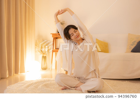 夜晚的客廳 女人的美麗 94396760