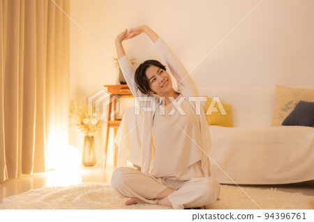 Living room at night Women's beauty 94396761