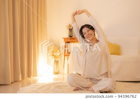 夜晚的客廳 女人的美麗 94396762