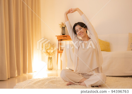 夜晚的客廳 女人的美麗 夜晚的客廳 女人的美麗 94396763