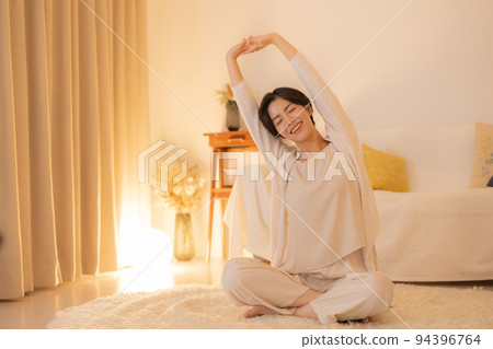 Living room at night Women's beauty 94396764