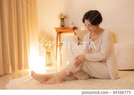 夜晚的客廳 女人的美麗 夜晚的客廳 女人的美麗 94396775