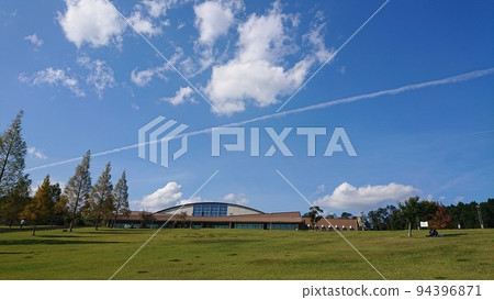 蔚藍的天空中一朵孤獨的飛雲 94396871