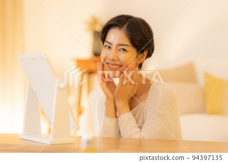 夜晚的客廳 女人的美麗 94397135