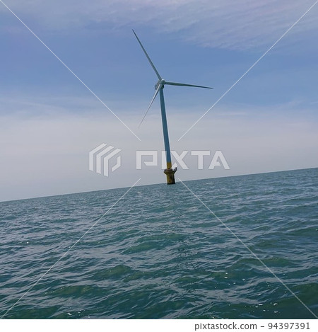 海上漂浮的風力發電 94397391