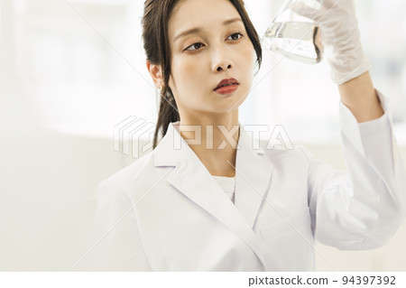 做研發工作的白大褂女人 94397392