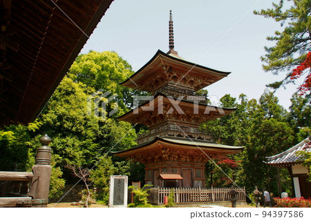 Iwadono-san Anrakuji Temple (Yoshimi Kannon), wooden three-storied pagoda [Yoshimi Town, Saitama Prefecture] 94397586