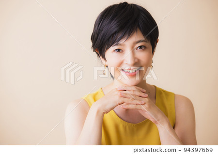 中年婦女美容米色背紙 94397669