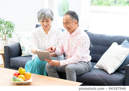 放鬆在沙發的資深夫婦 94397946