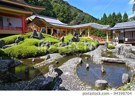 重森美玲在京都市松尾大社設計的弧形水上花園 重森美玲在京都市松尾大社設計的弧形水上花園 94398704