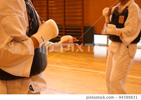 兩個人做武術組手 兩個人做武術組手 94399831