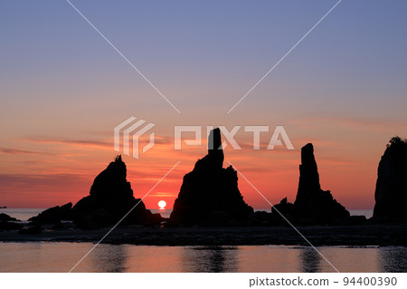 Wakayama Kushimoto_Dawn of Hashigui Rock and Dharma Sun 94400390