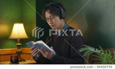 在他的房間裡看書的人 94400749