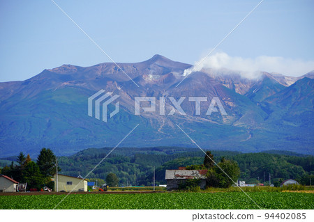 Tokachidake mountain range seen from a certain point in Biei Tokachidake mountain range seen from a certain point in Biei 94402085