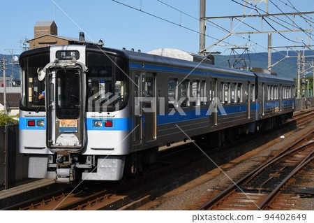 Series 7000 on the Yosan Line going through the elevated section towards Takamatsu 94402649