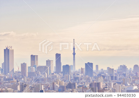 [東京] 1月，東京晴空塔和練馬區的街道 94403030