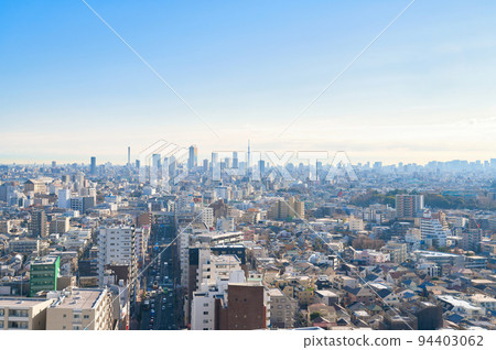 [東京] 1月，東京晴空塔和練馬區的街道 94403062