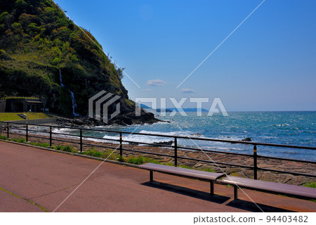 一邊眺望北陸、能登半島、垂水瀑布和日本海,一邊休息的長椅石川縣輪島市鈴洲市(1) 一邊眺望北陸、能登半島、垂水瀑布和日本海,一邊休息的長椅石川縣輪島市鈴洲市(1) 94403482