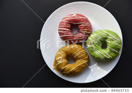 Sweet donuts donuts on a white plate. American delicious and sweet donuts . Sweet donuts donuts on a white plate. American delicious and sweet donuts . 94403733