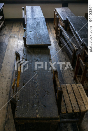 有木書桌的教室 94403864