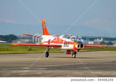 Air Self-Defense Force training machine T-1B returning to base 94406289