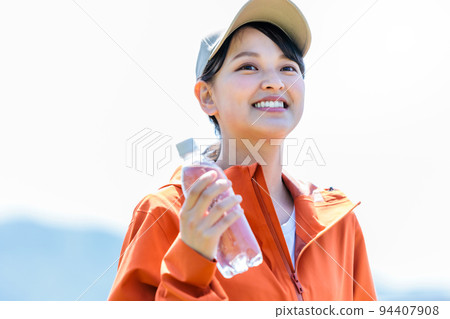 帶塑料瓶補水的年輕女子 94407908