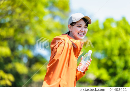 帶塑料瓶補水的年輕女子 帶塑料瓶補水的年輕女子 94408421