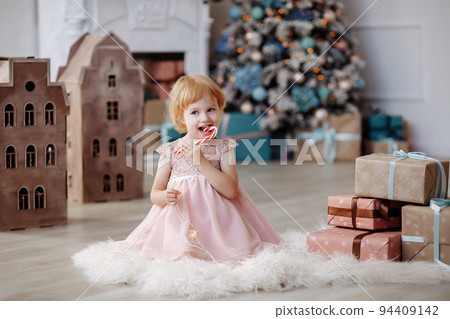 Girl sitting on the floor at home 94409142