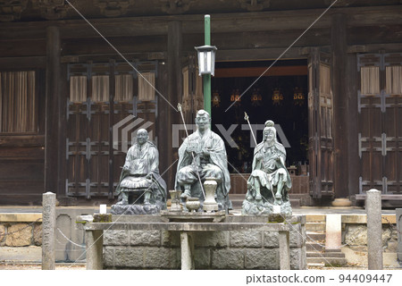 Daigoji Temple in front of Godaido 94409447