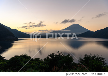 (Yamanashi Prefecture) Sky at dawn and upside-down Mt.Fuji, superb view from Lake Motosu (Yamanashi Prefecture) Sky at dawn and upside-down Mt.Fuji, superb view from Lake Motosu 94410014