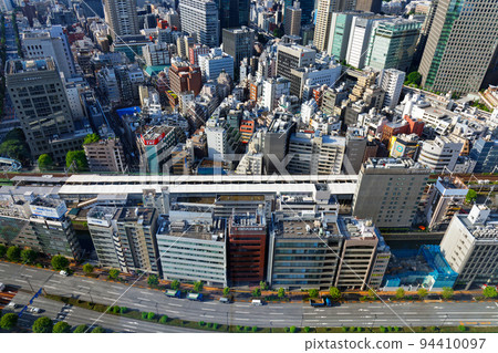 從東京巨蛋酒店出發的 JR 水道橋，俯瞰九段下的摩天大樓 94410097