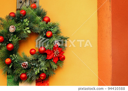 Christmas wreath decorations on street corners 94410388