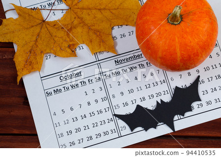 Halloween is coming soon, october calendar and pumpkin. 94410535