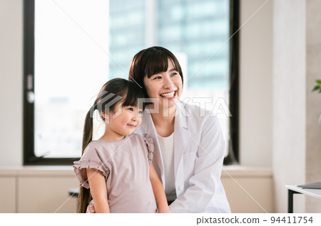 Smiling girl and female pediatrician 94411754